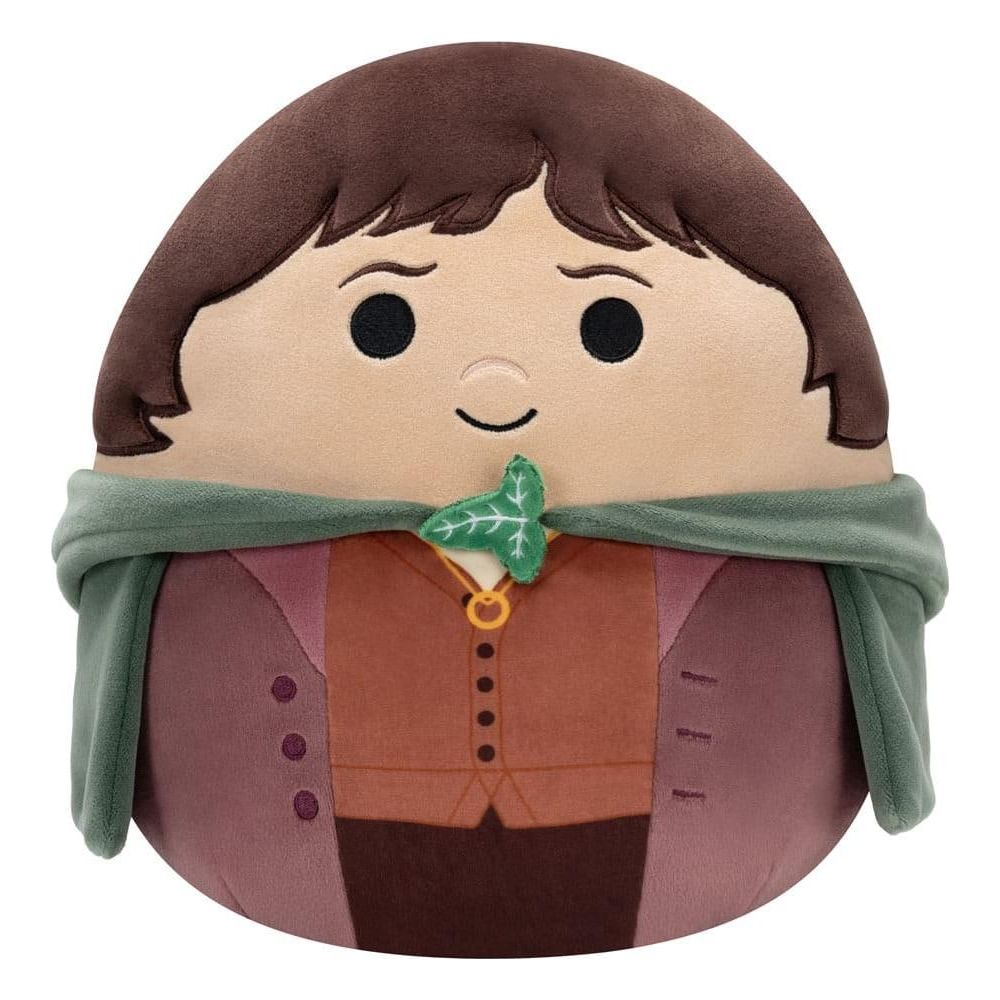 Une peluche ressemblant à Frodon Sacquet avec cheveux bruns, gilet et cape.