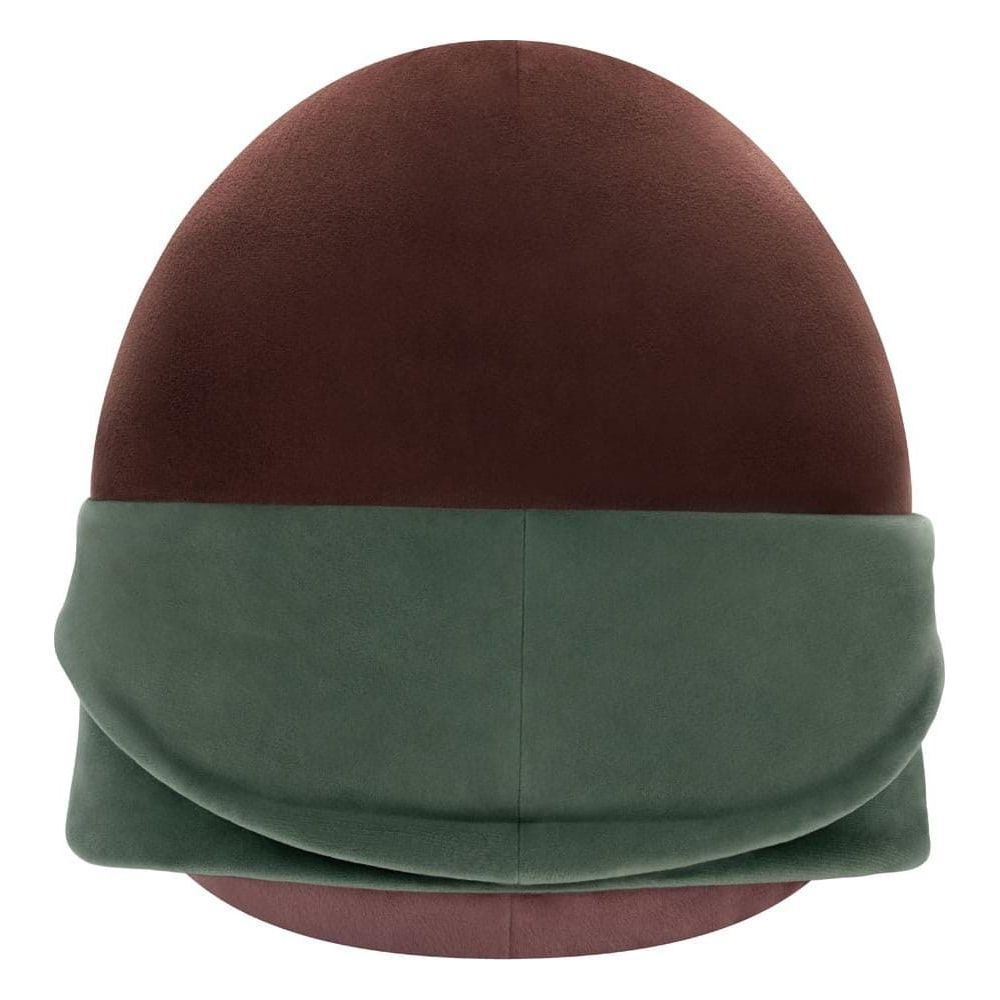 Chapeau marron avec bande verte.
