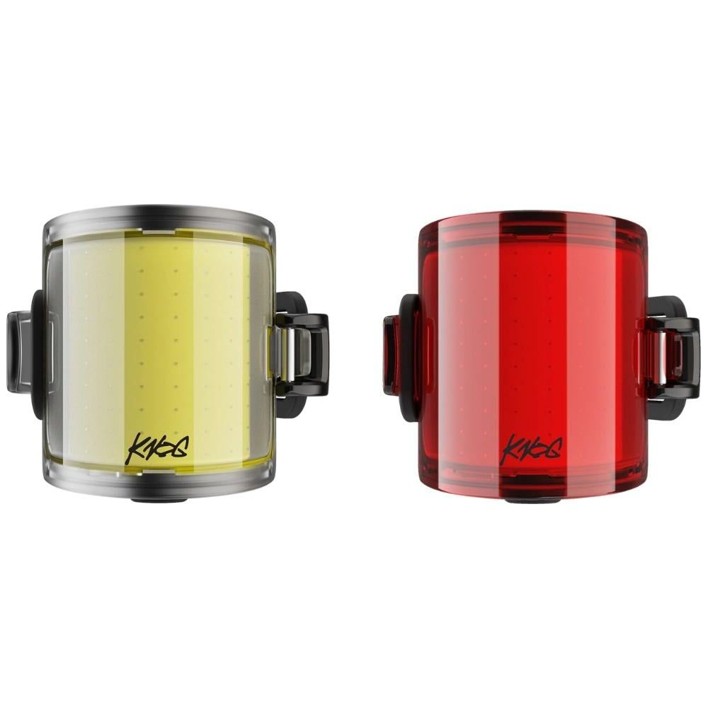 Zwei Fahrradlichter nebeneinander, eines gelb, eines rot.