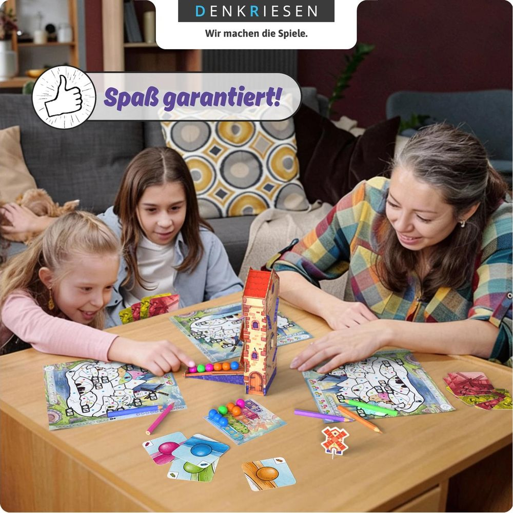 Familie spielt ein Brettspiel mit Turm, Karten und bunten Kugeln auf Holztisch.