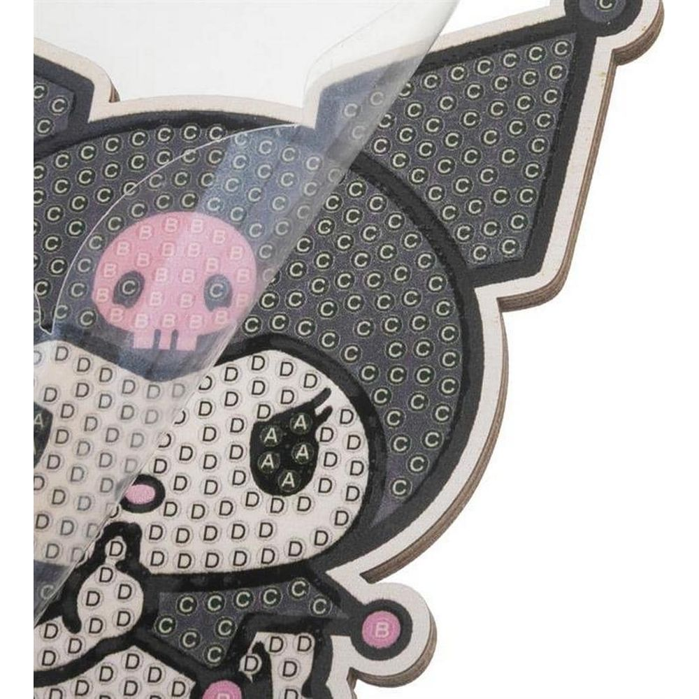 Diamantmalset mit Cartoon-Figur. Rosa Totenkopf mit 'B' auf schwarzem Hintergrund.