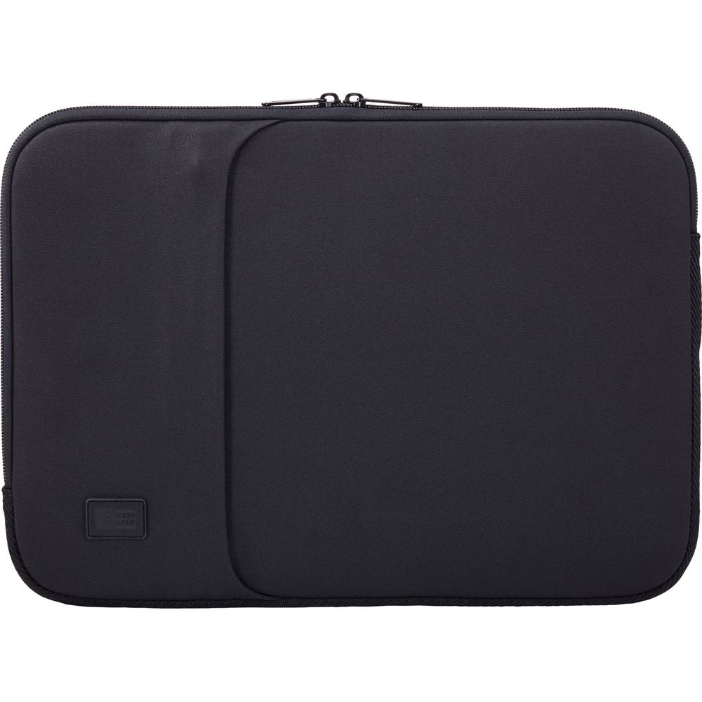 Una custodia nera per laptop con cerniera in alto e un piccolo logo in basso a sinistra.