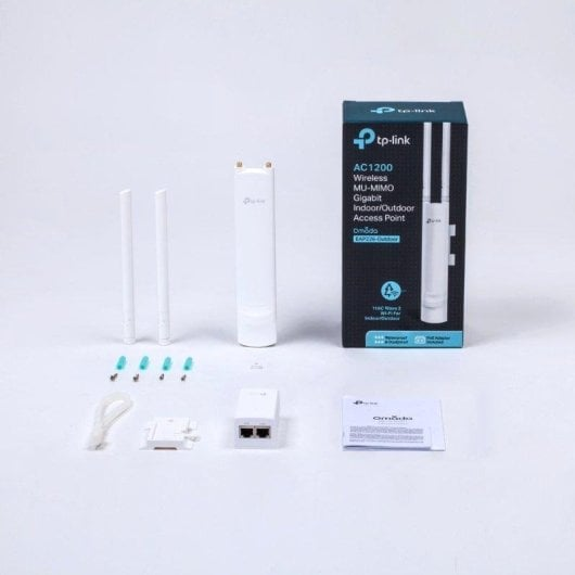TP-Link Access Point mit Zubehör und Verpackung auf weißem Hintergrund.