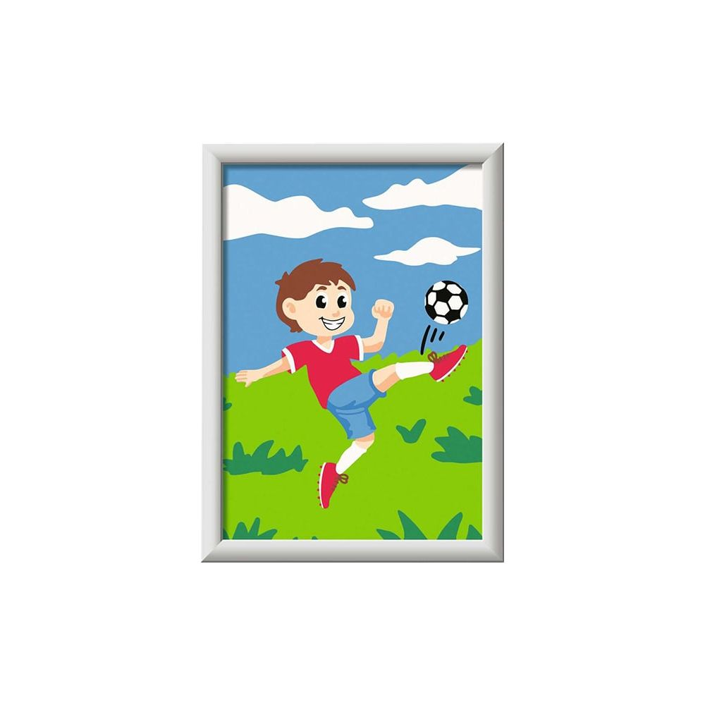 Un ragazzo in rosso e blu calcia un pallone da calcio su un campo verde.