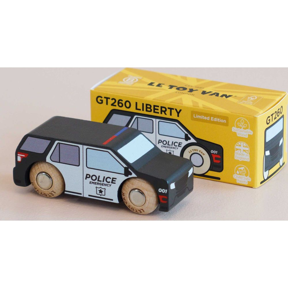 Ein hölzerner Spielzeug-Polizeiwagen mit schwarzer Karosserie und weißer Aufschrift.