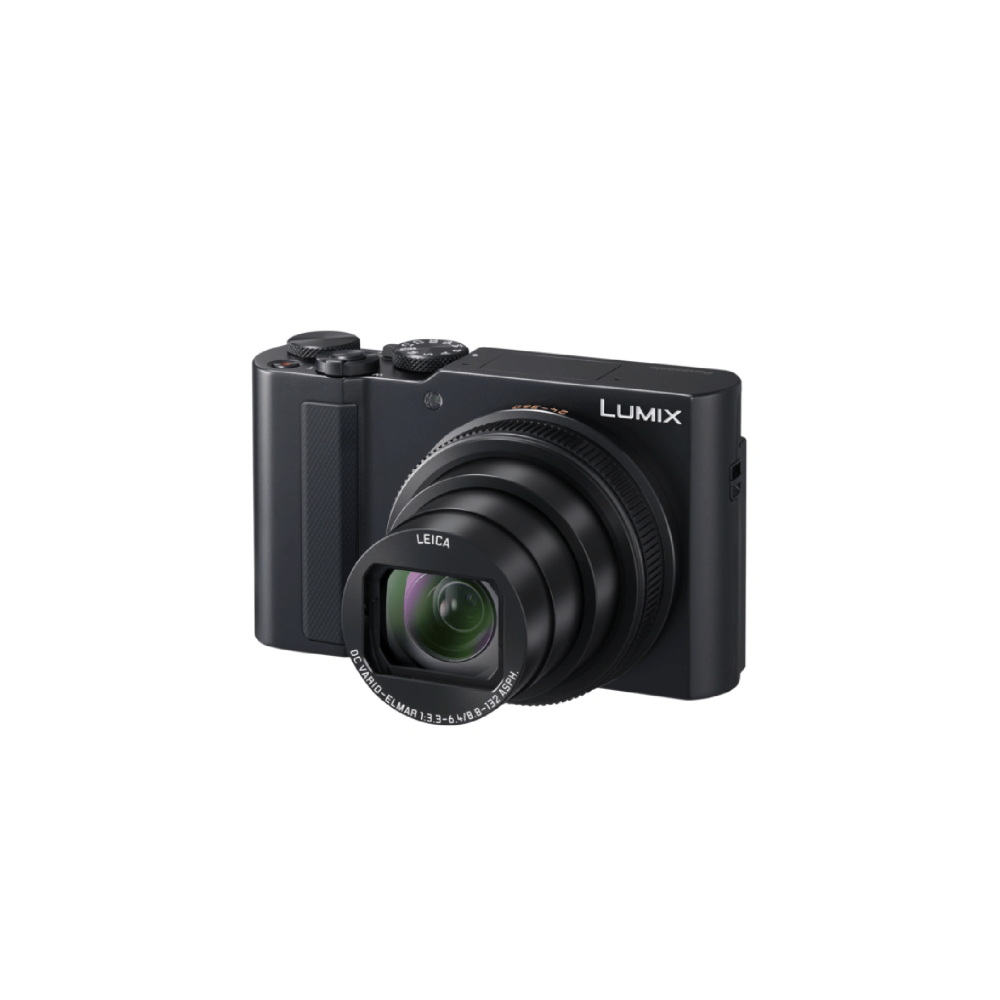 Eine schwarze Lumix Kamera mit Leica Objektiv steht auf weißem Hintergrund.