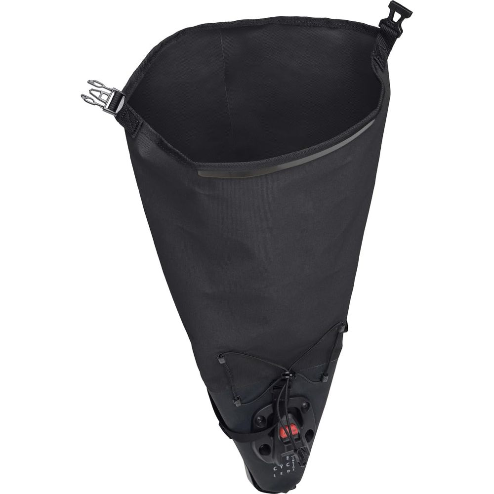 Schwarze Fahrradtasche mit Schnallenverschluss oben und Kordelzug unten.