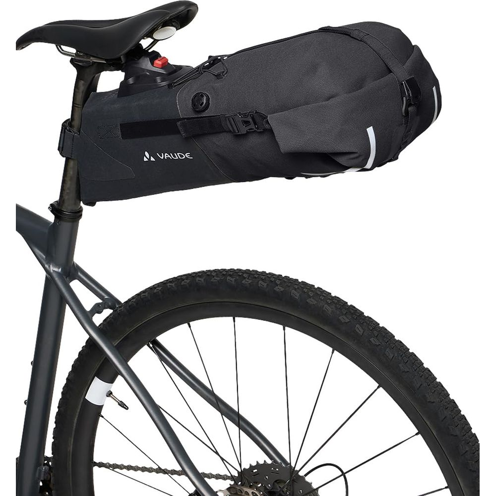 Schwarze Fahrradtasche am Sattelrohr mit Klickverschluss und Reflektoren.