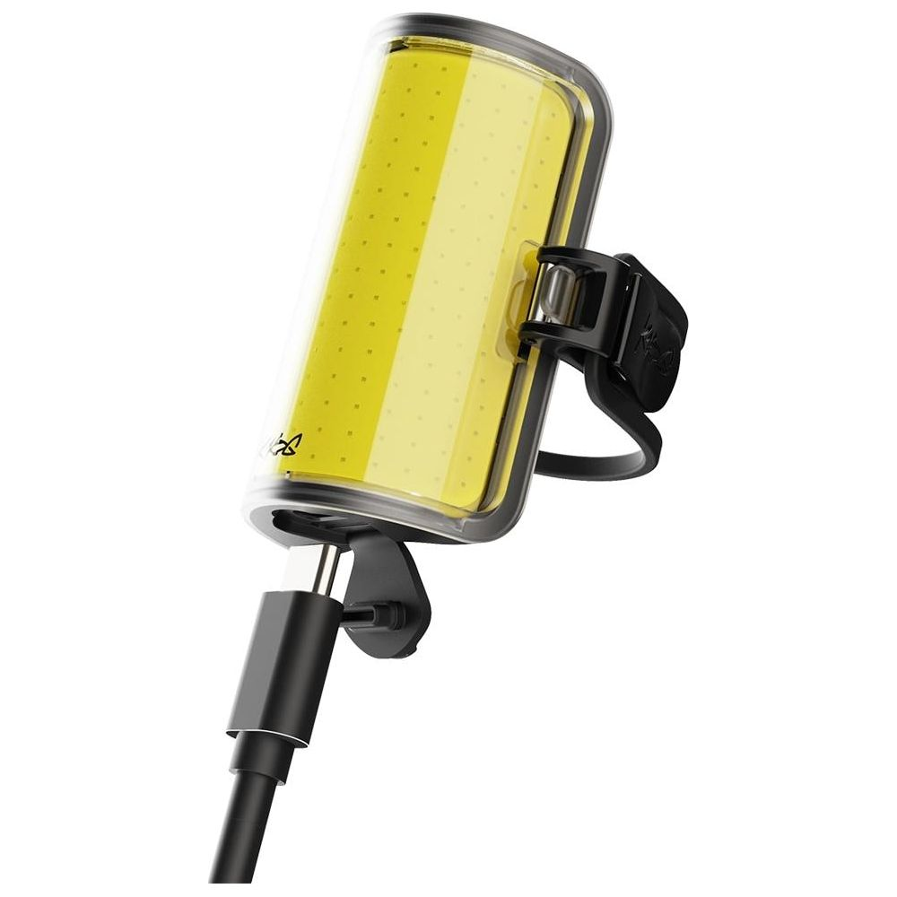 Ein gelbes Fahrradlicht mit USB-Ladekabel auf weißem Hintergrund.