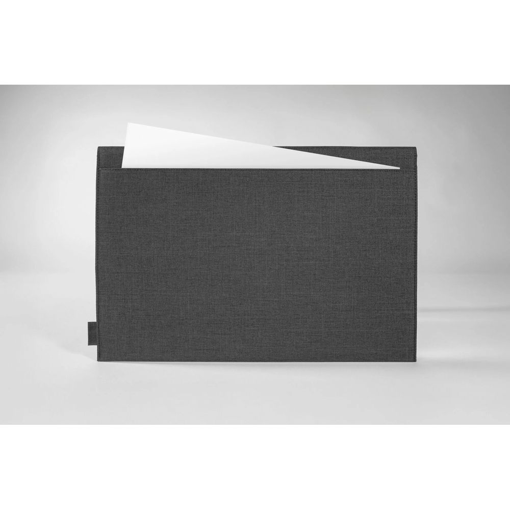 Cartellina grigio scuro con carta bianca che sporge.