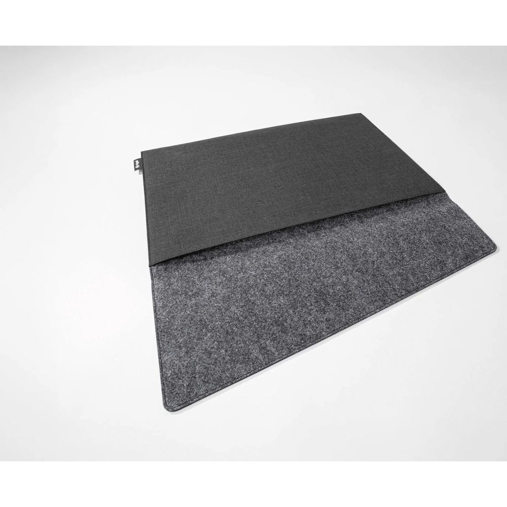 Una custodia per laptop in feltro grigio scuro è aperta su sfondo bianco.