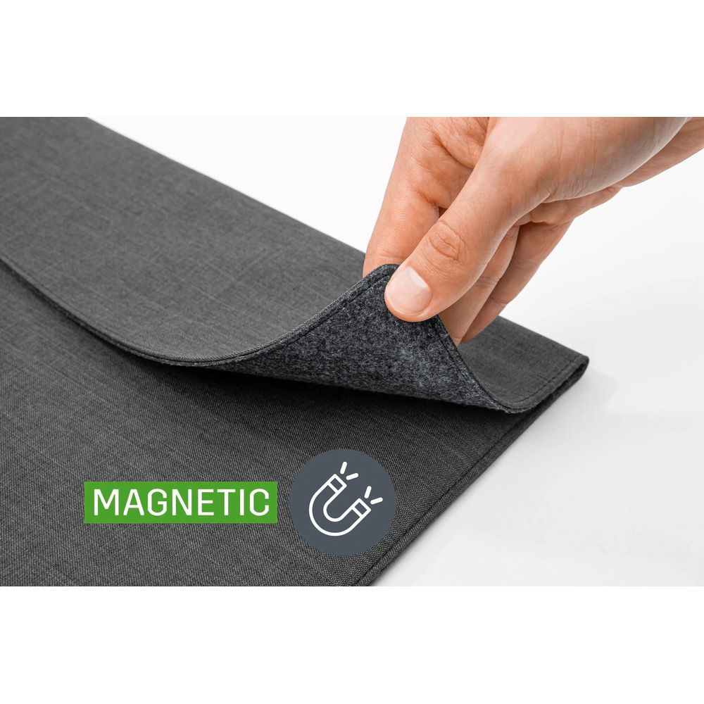 Tessuto grigio sollevato da mano, simbolo magnetico visibile. Testo magnetico.