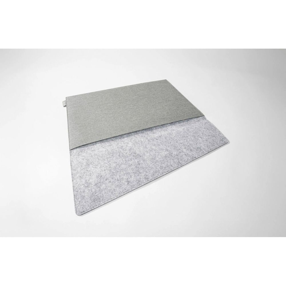Una custodia per laptop in feltro grigio è aperta su sfondo bianco.