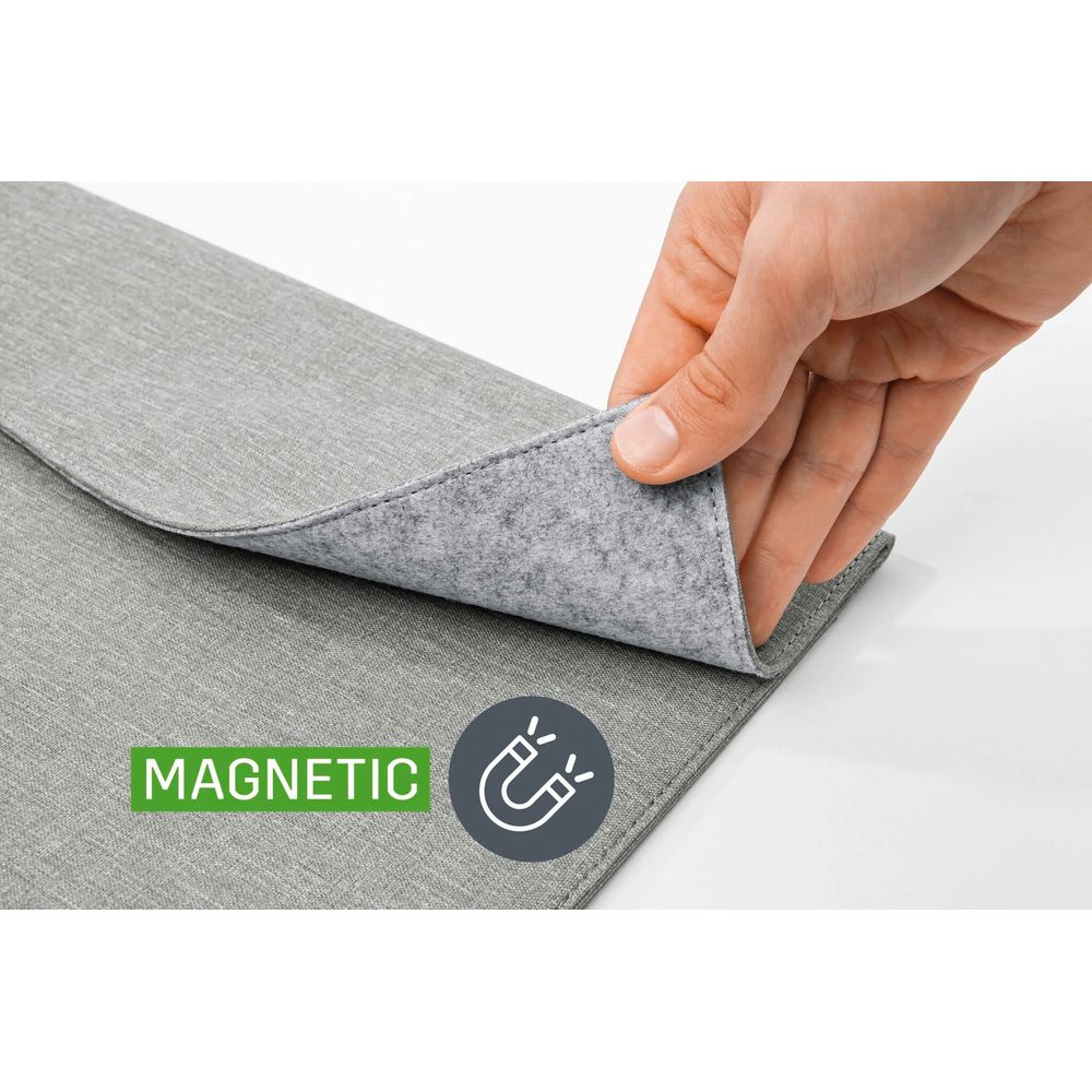 Materiale in feltro grigio con chiusura magnetica, aperto da una mano.
