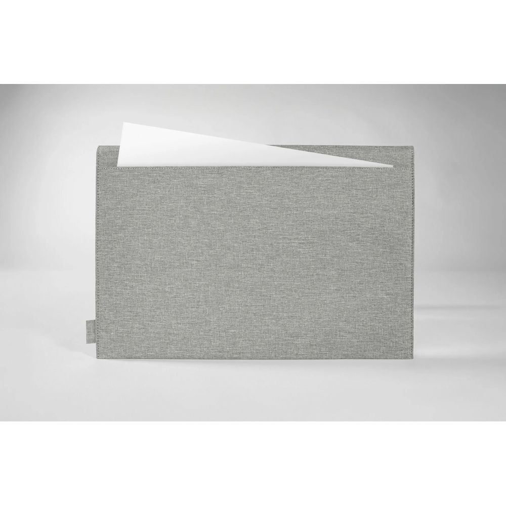 Portadocumenti grigio in tessuto con carta bianca.