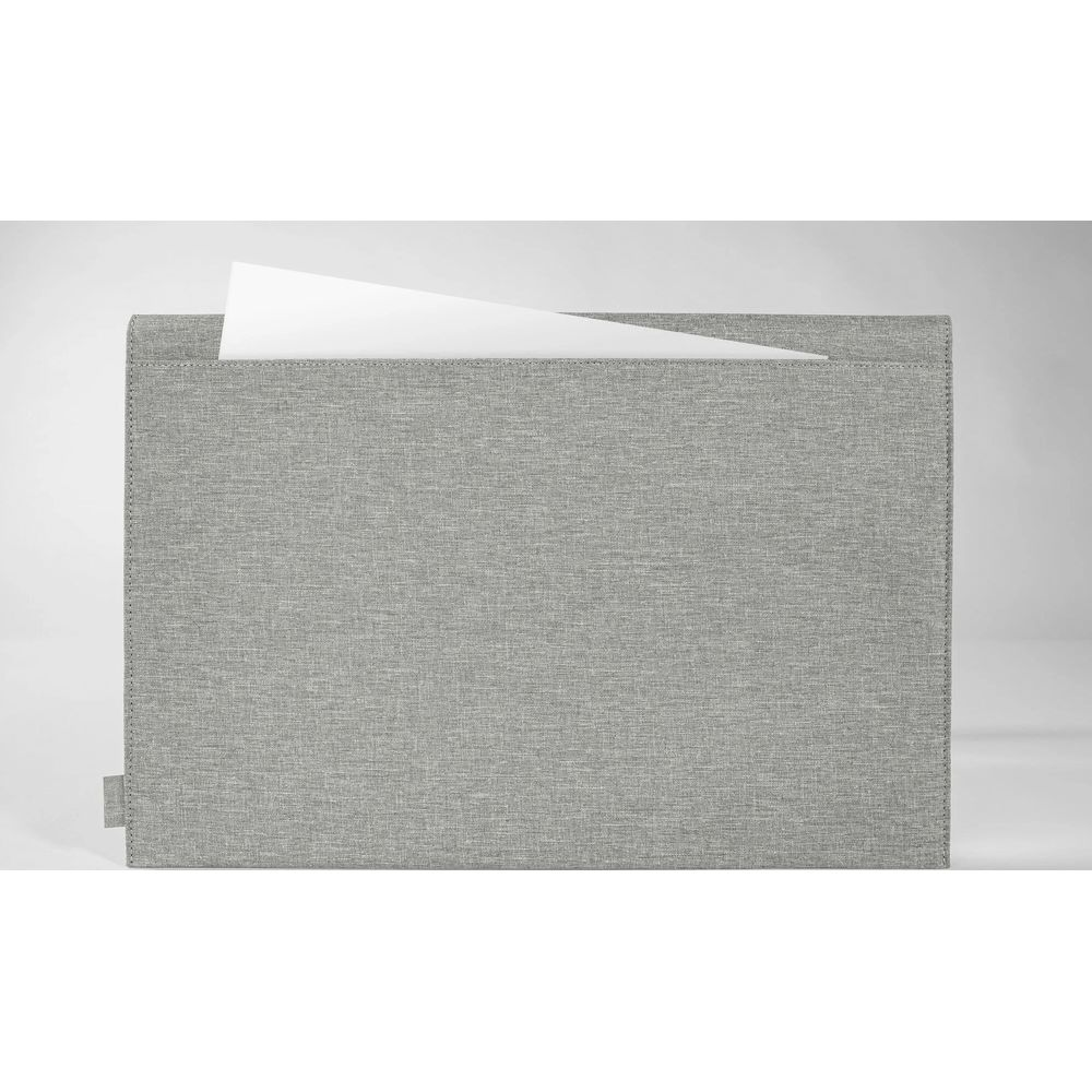Portadocumenti grigio con un foglio bianco che sporge dalla parte superiore.