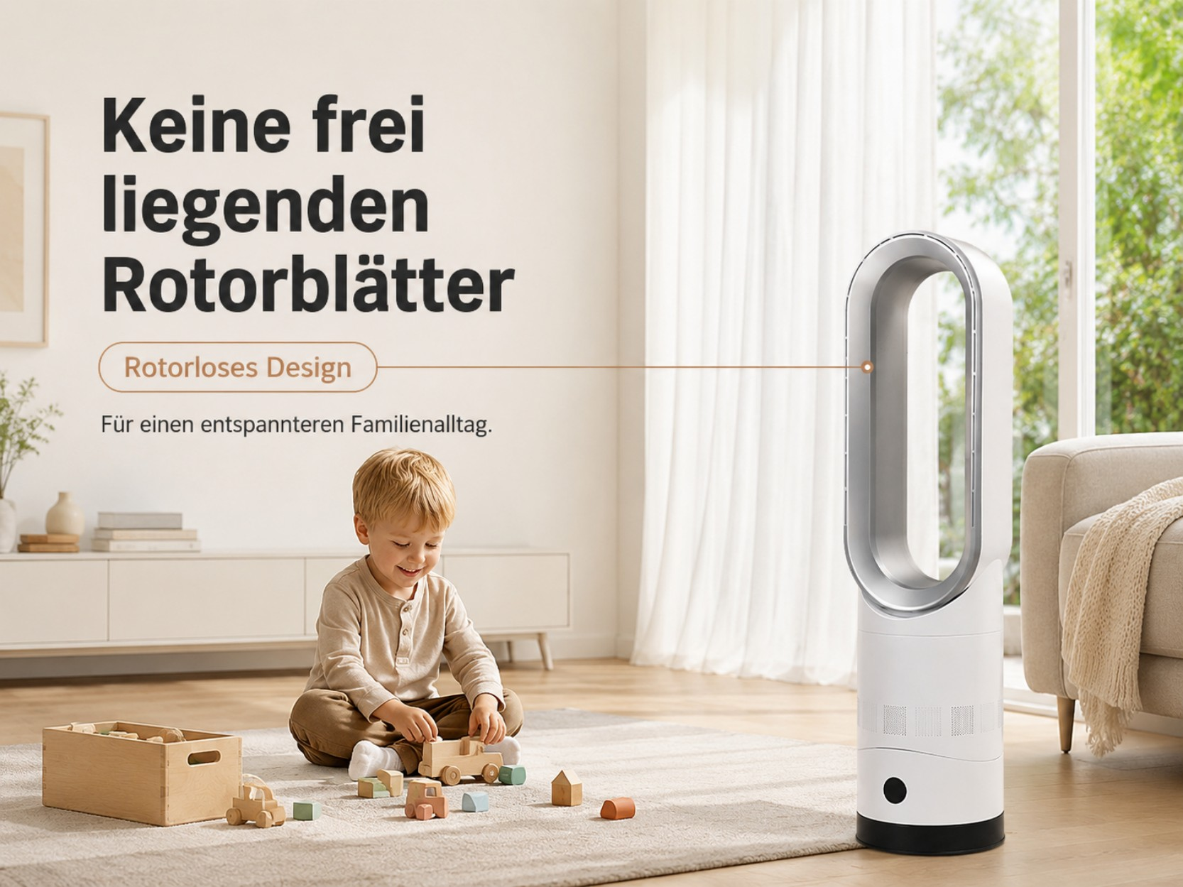 Ein kleiner Junge spielt mit Holzspielzeug vor einem modernen Ventilator.