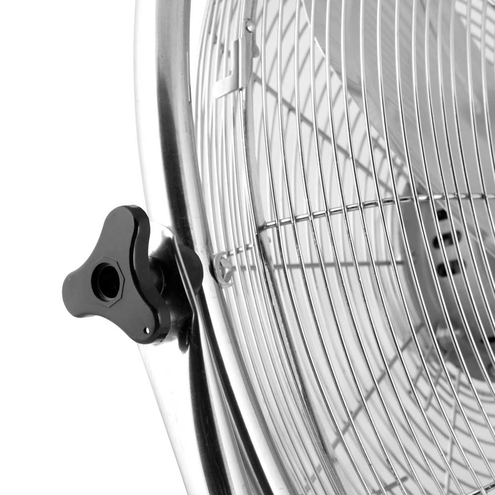 Primer plano de un ventilador plateado con un pomo de ajuste negro.