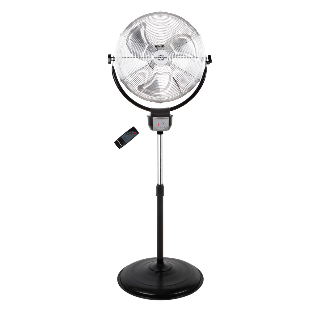 Un ventilador de pedestal plateado con control remoto sobre fondo blanco.