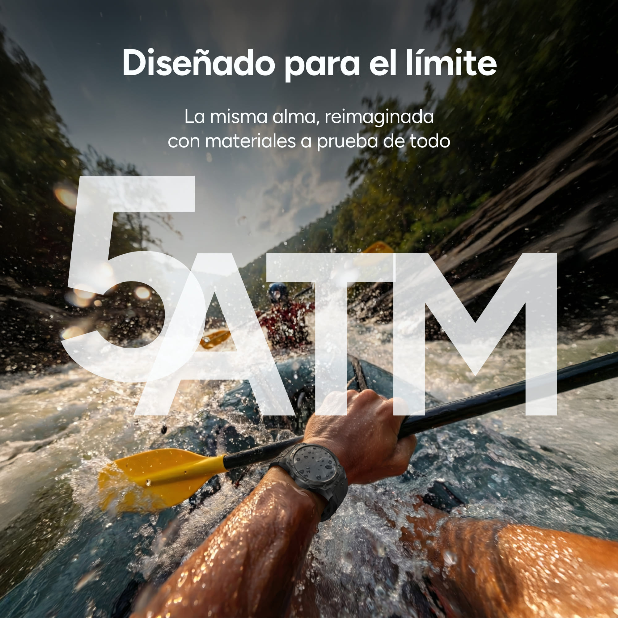 Hombre en kayak por rápidos, con reloj. Texto '5ATM'.