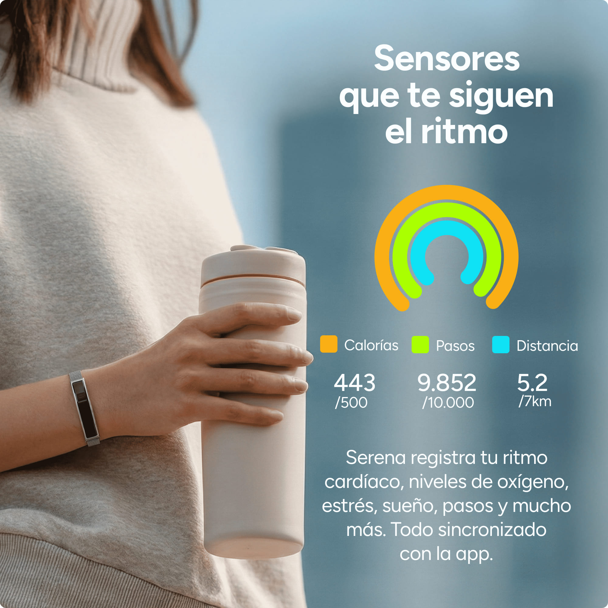 Mujer con taza, pulsera de actividad, datos de app: calorías, pasos, distancia.