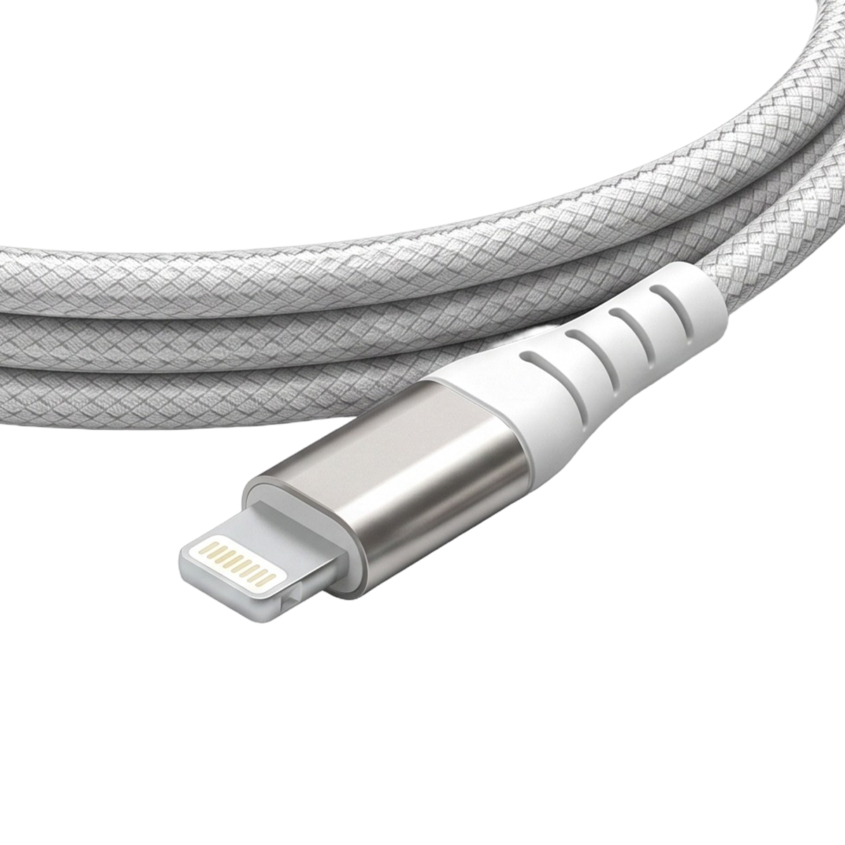 Un conector Lightning plateado con cable blanco texturizado sobre fondo blanco.