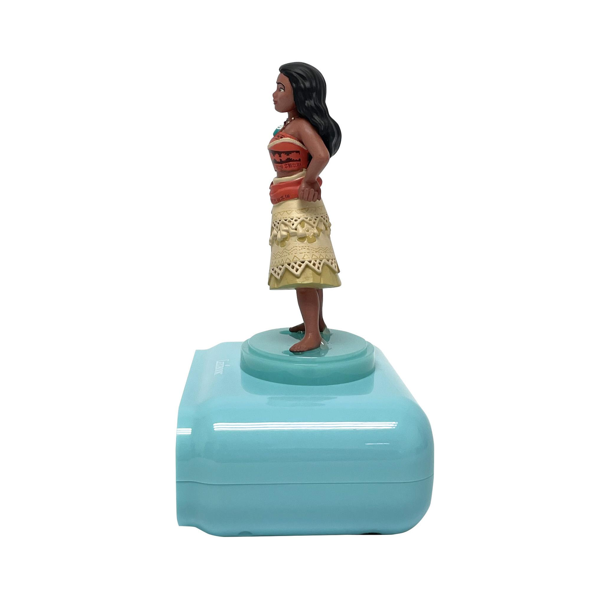 Figura de Moana sobre una base azul claro, vista de lado.