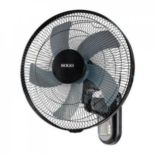 Un ventilador negro de pared con tres aspas grises y logo Sogo.