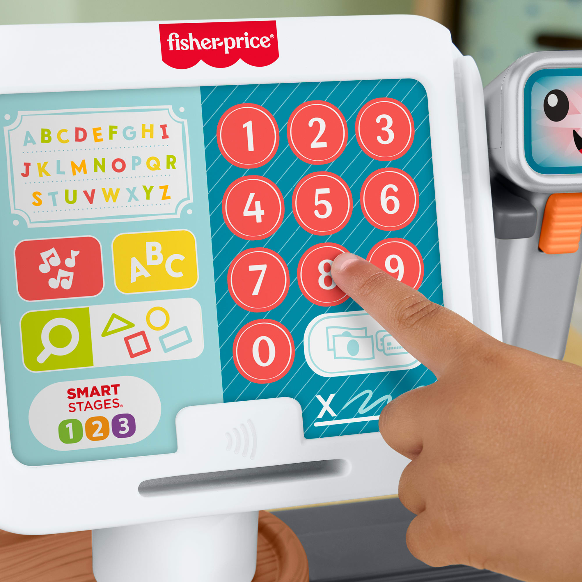 Ein Kinderfinger drückt die 8 auf einer Fisher-Price Spielzeugkasse mit Knöpfen und Alphabet.