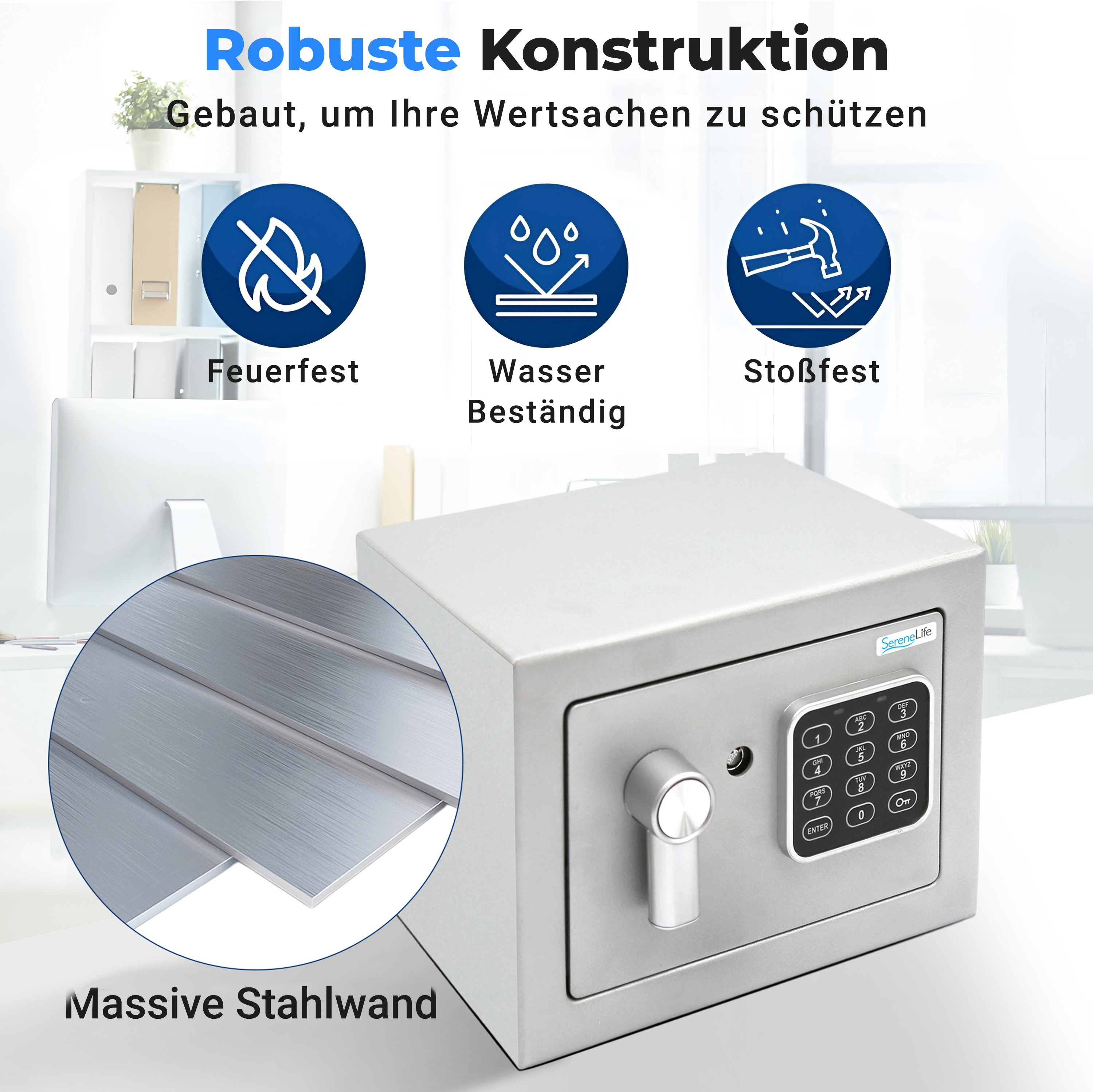 Ein silberner Safe mit Zahlencode und Schlüssel, vor einem Bürounge mit Monitor.