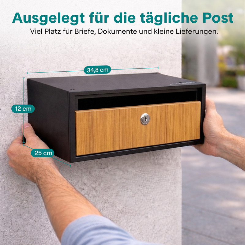 Schwarzer Briefkasten mit Holztür und Schloss wird an Wand montiert.