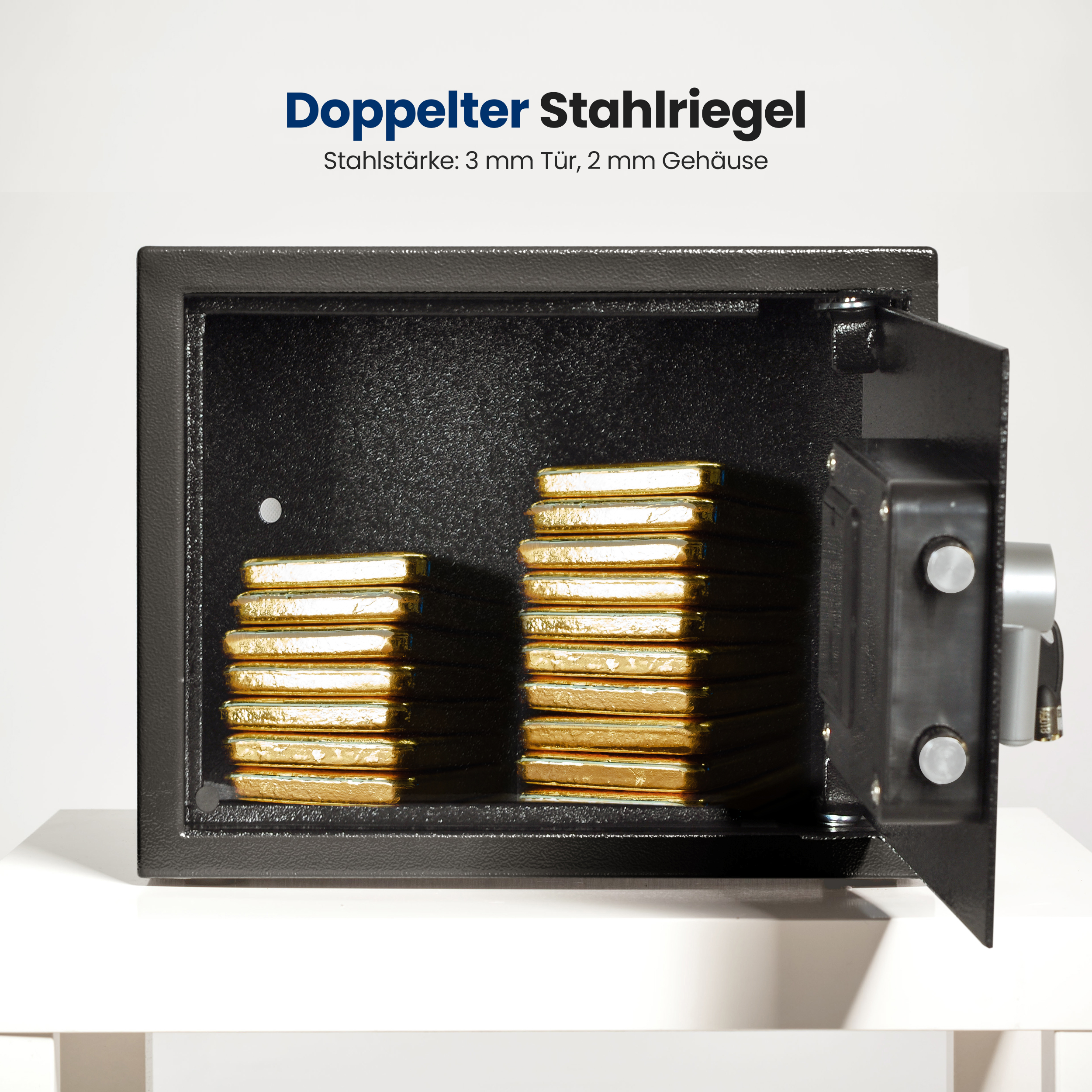 Ein offener schwarzer Safekasten mit zwei Stapeln goldener Riegel im Inneren.