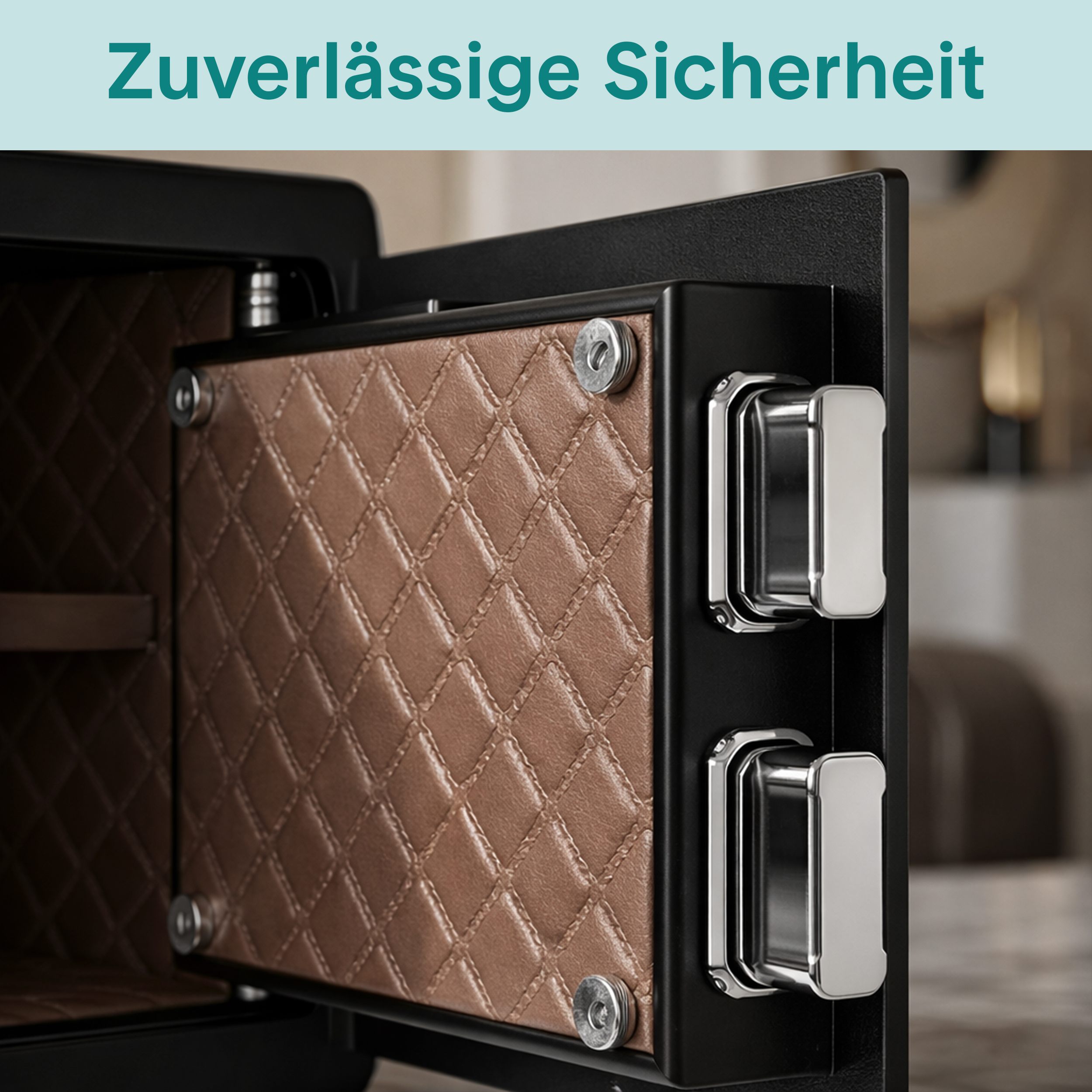Ein offener schwarzer Safe mit brauner gesteppter Innenauskleidung und silbernen Griffen.