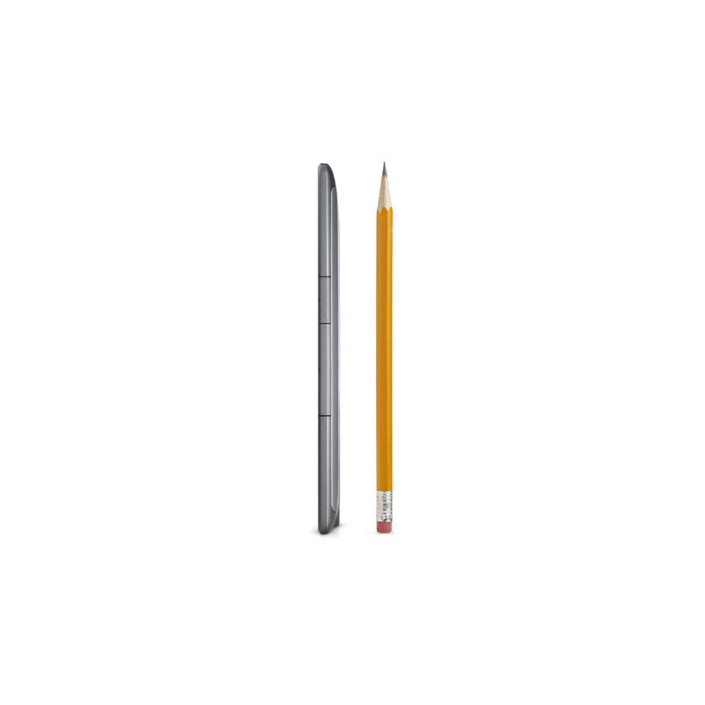 Ein graues Smartphone liegt neben einem gelben Bleistift auf weißem Hintergrund.
