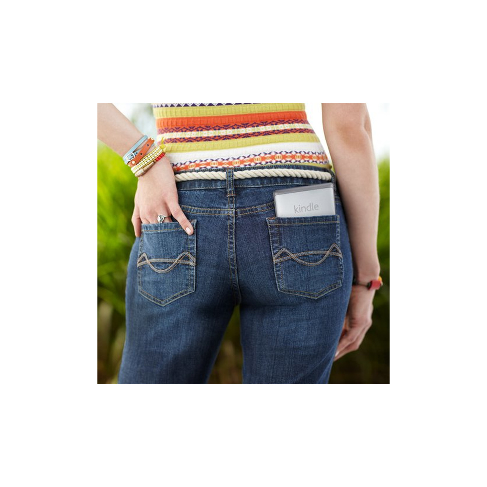 Eine Frau mit Jeans und gestreiftem Oberteil steckt einen Kindle in ihre Gesäßtasche.