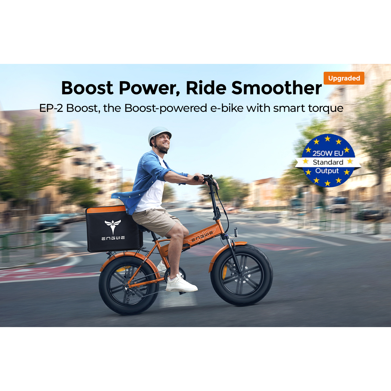 Mann fährt ein orangefarbenes E-Bike mit Korb auf einer Straße.
