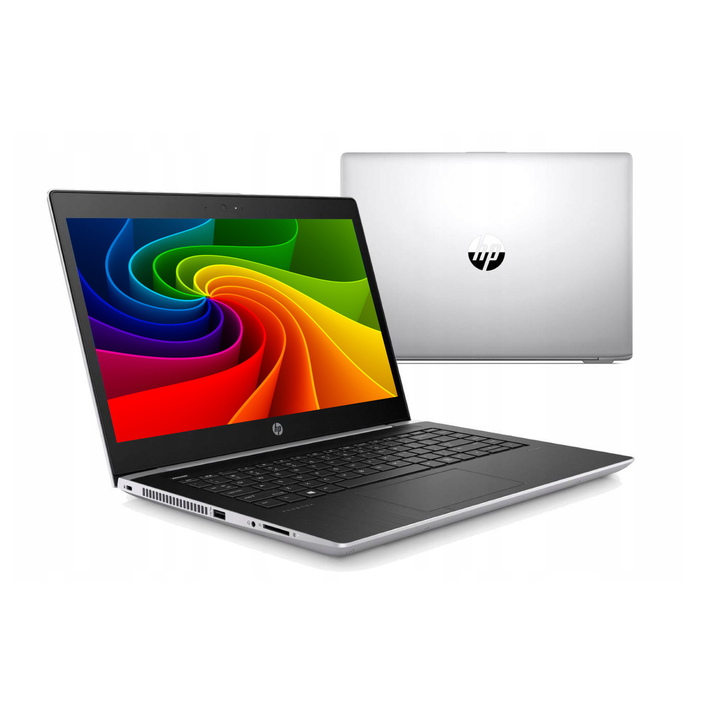 Ein offener silberner HP Laptop mit einem bunten Wirbelbildschirm und einem geschlossenen Laptop dahinter.