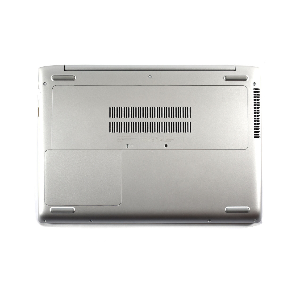 Unterseite eines silbernen Laptops mit Lüftungsschlitzen und Schrauben.