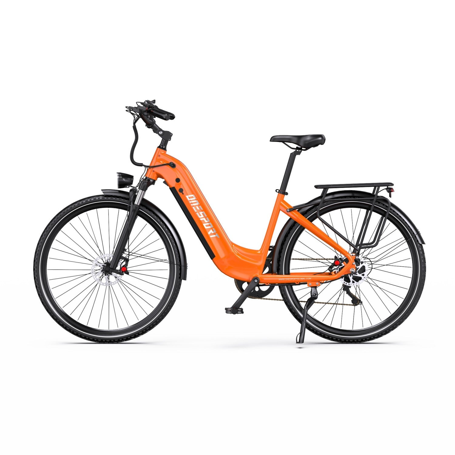 Ein orangefarbenes E-Bike mit Gepäckträger, Schutzblechen und schwarzem Sattel.