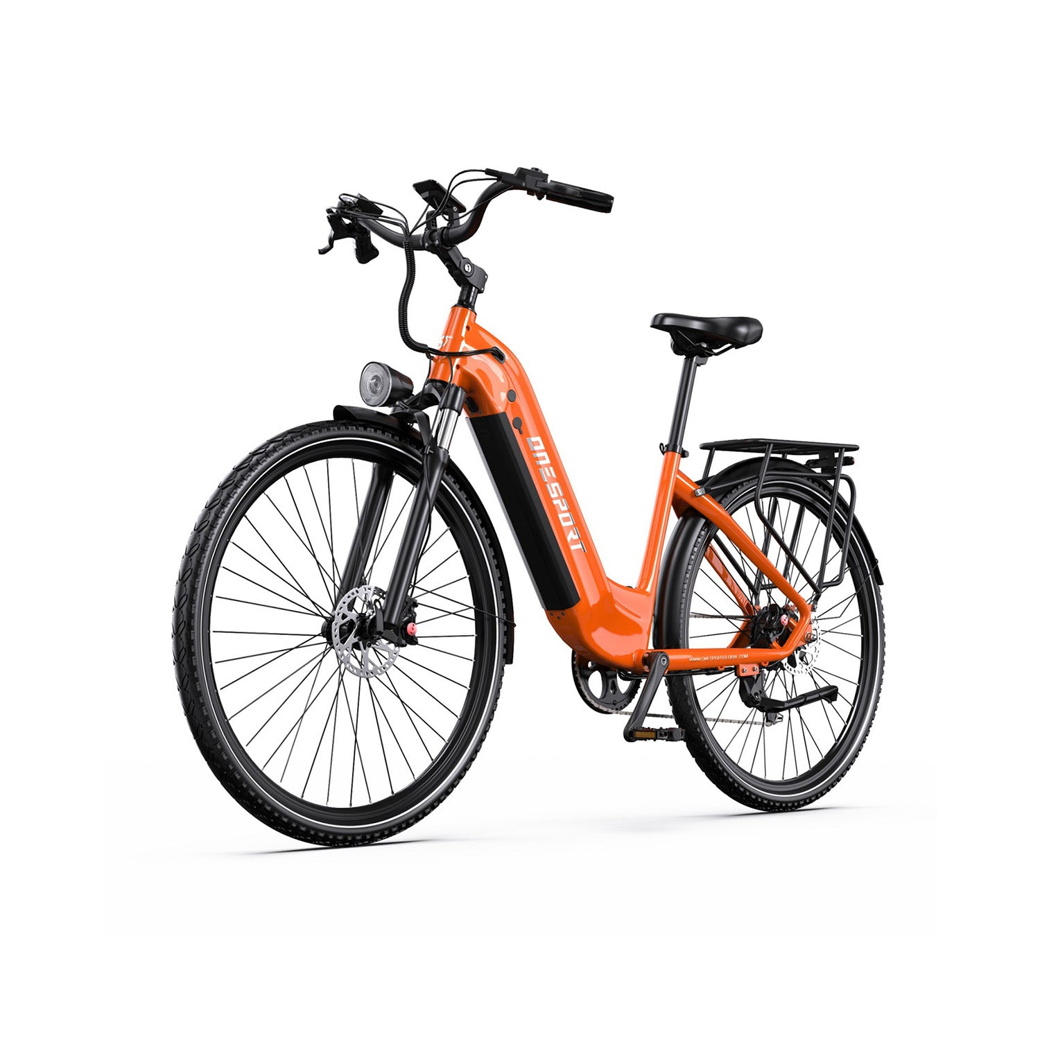 Orange E-Bike mit Gepäckträger, Korb und Scheinwerfer vor weißem Hintergrund.