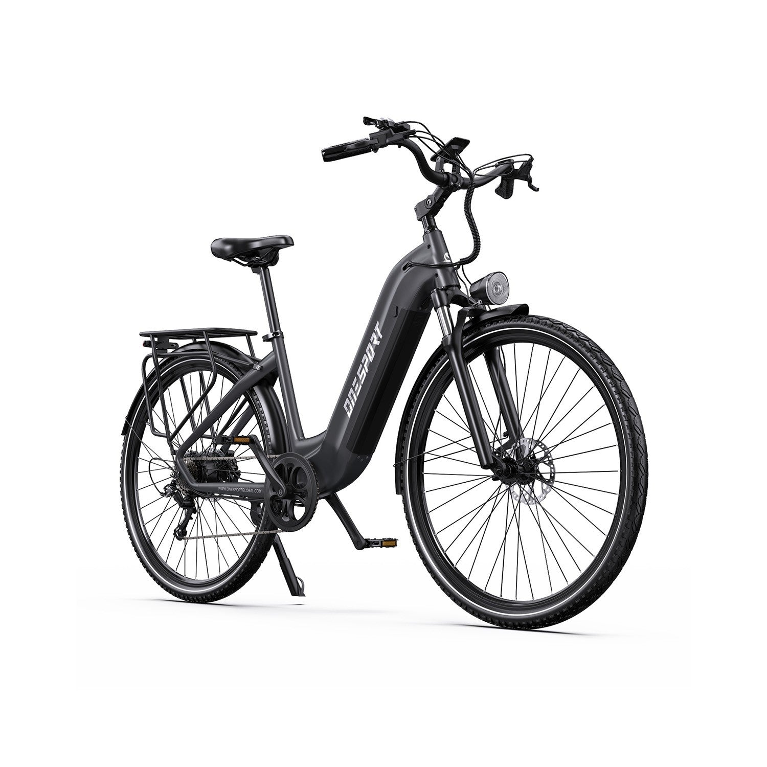 Ein schwarzes E-Bike mit Gepäckträger und Scheinwerfer steht auf weißem Grund.
