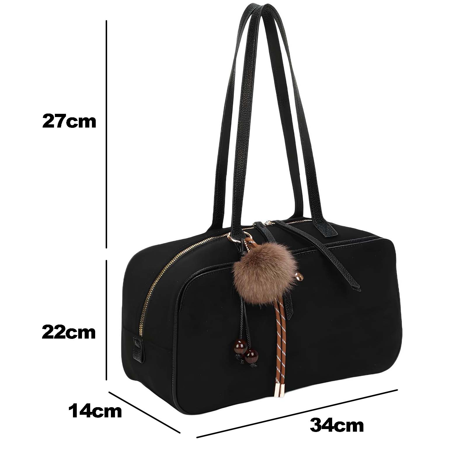 Bolso negro con amuleto peludo y dimensiones.