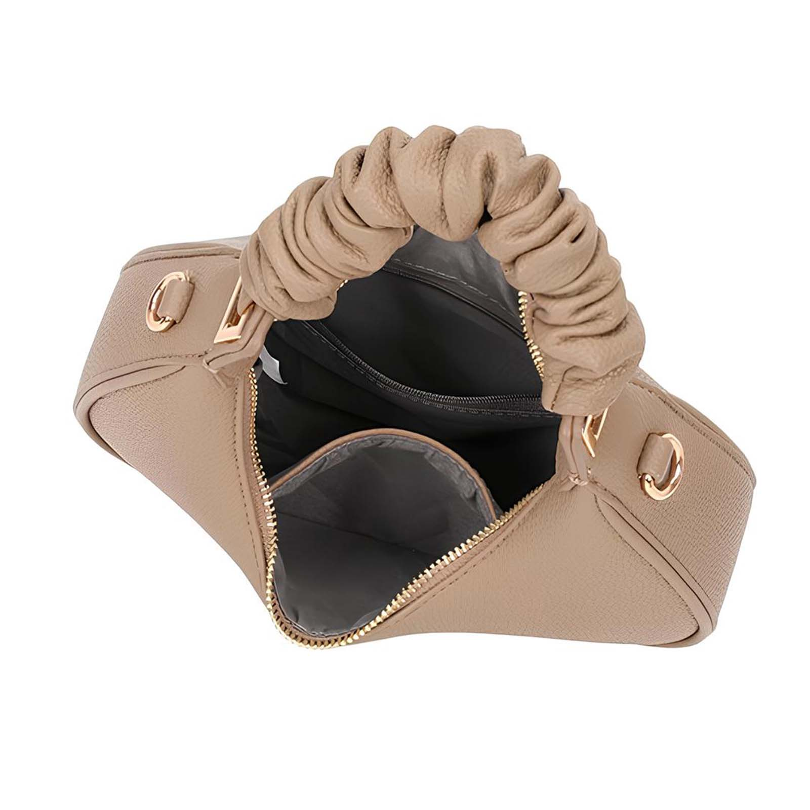 Un bolso beige con asa fruncida y herrajes dorados.