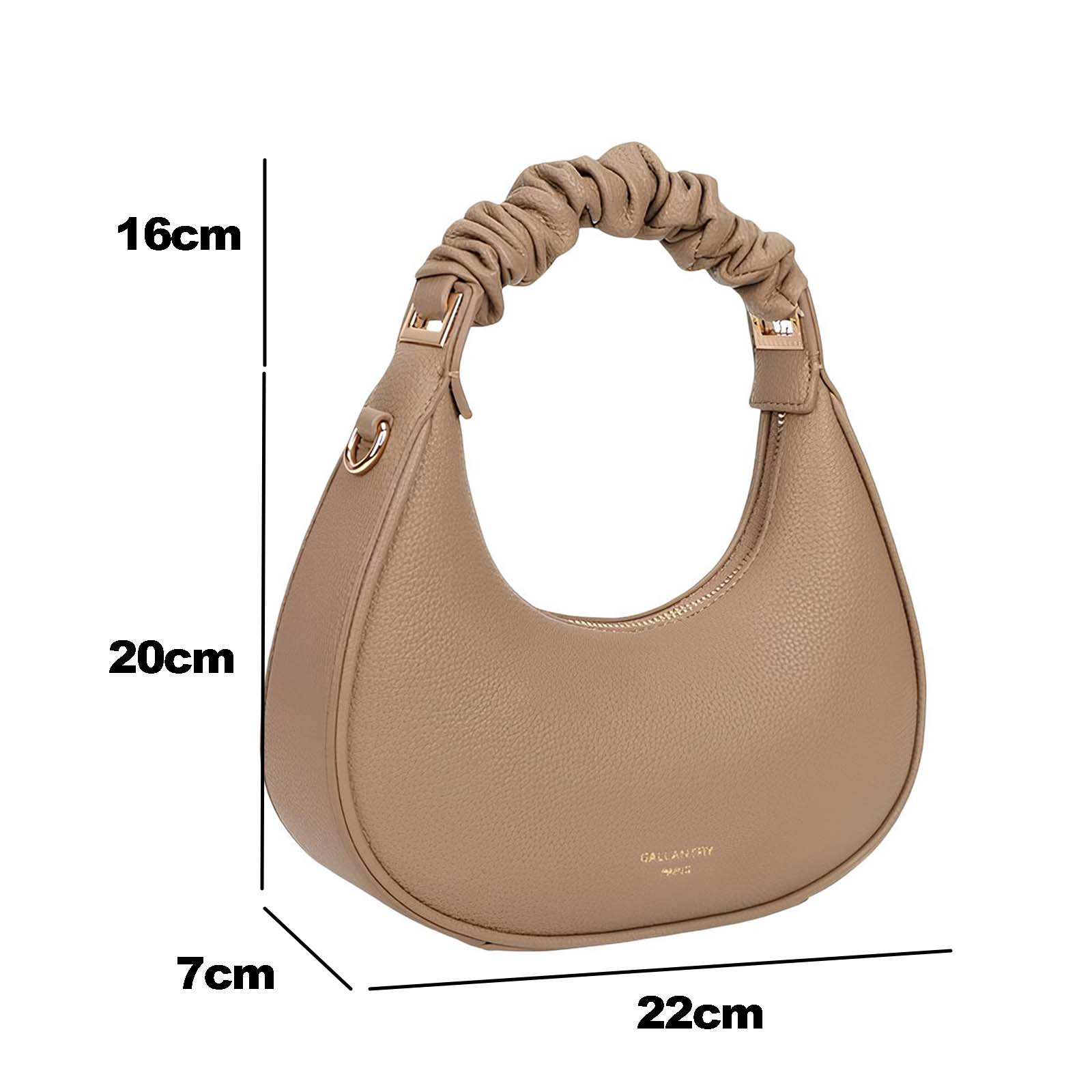 Un bolso beige con asa fruncida y herrajes dorados.