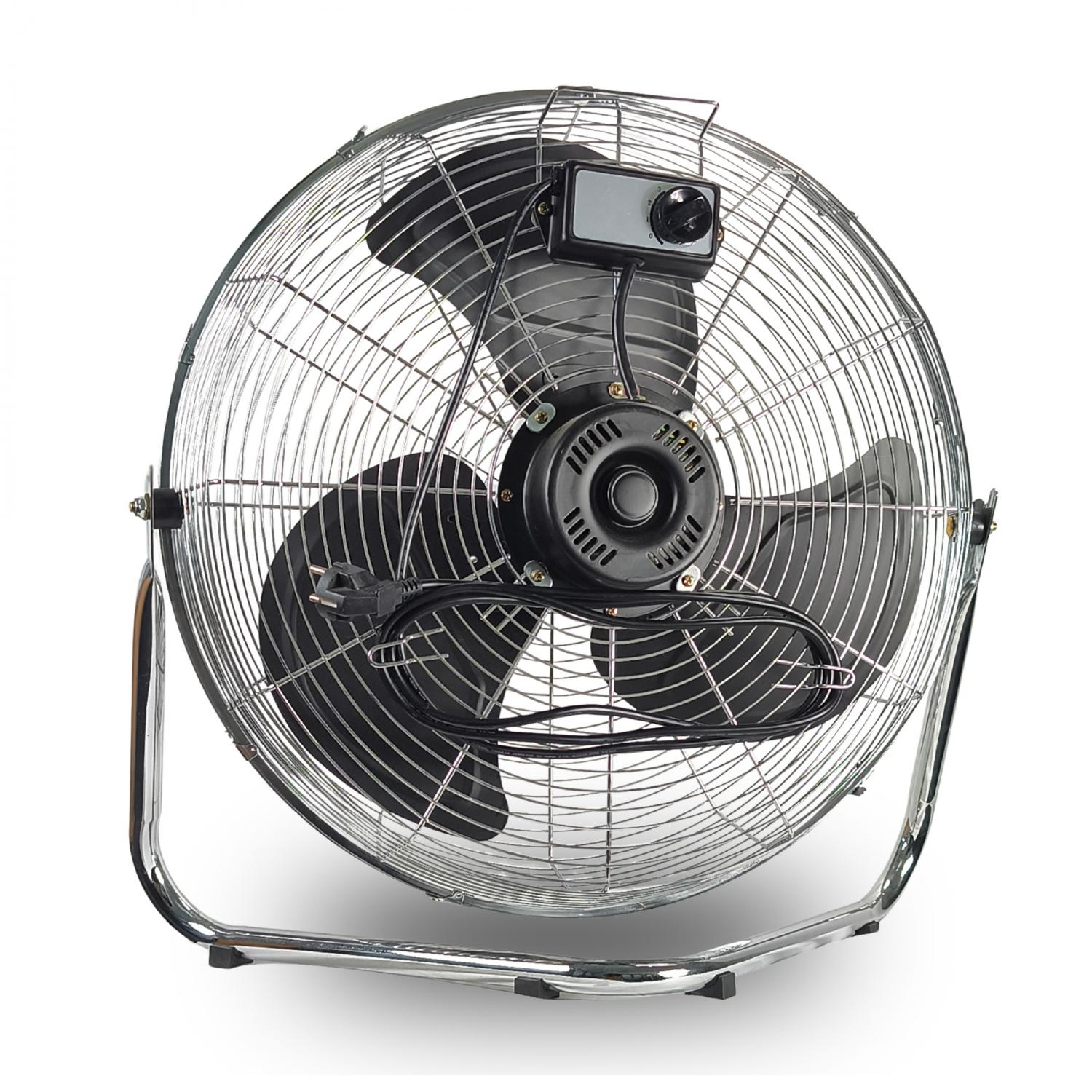 Ein silberner Ventilator mit schwarzen Rotorblättern und einem Bedienelement.