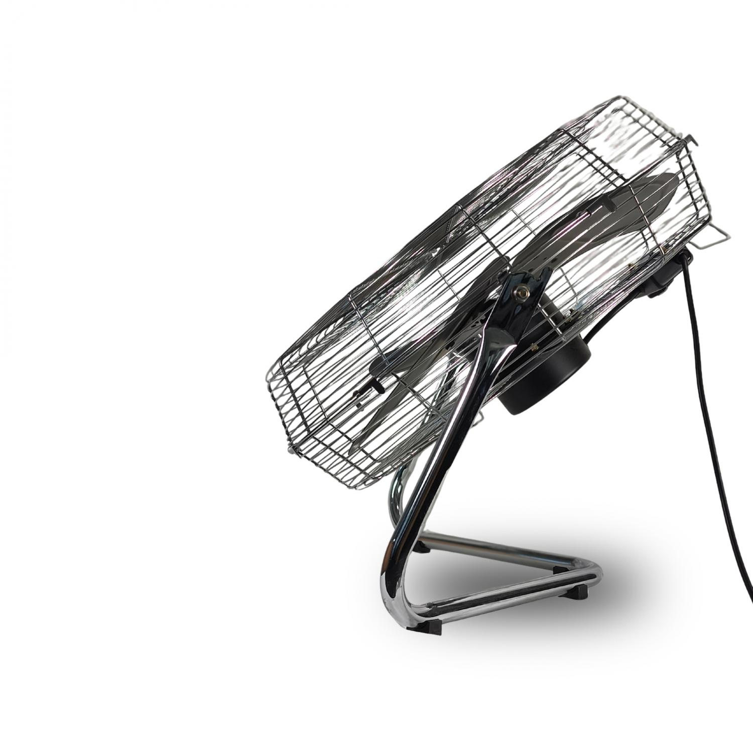Ein glänzender Metallventilator mit schwarzem Motor und Kabel auf weißem Hintergrund.