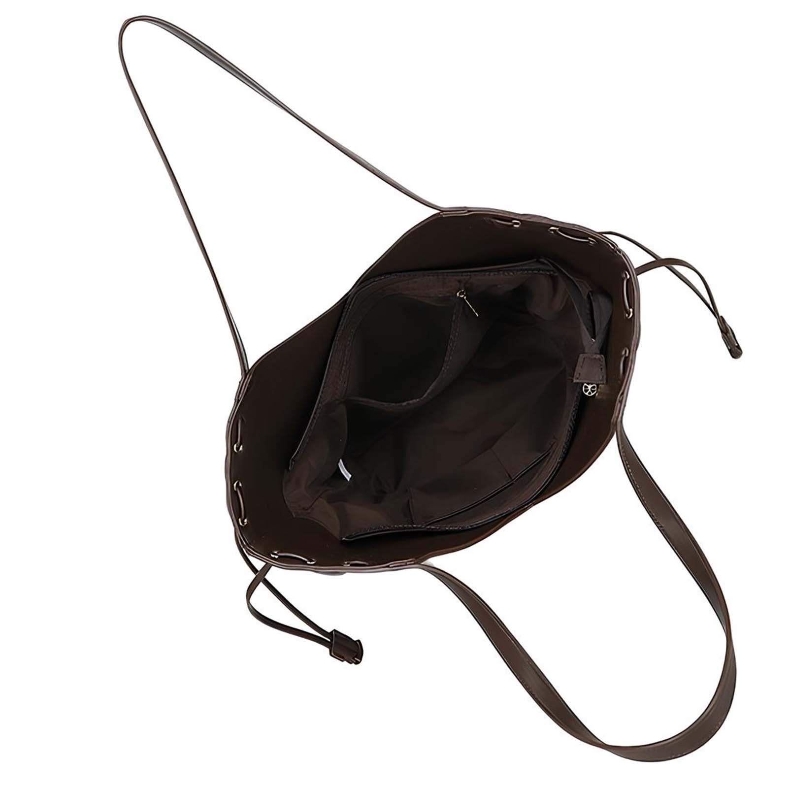 Bolso marrón con correas ajustables y bolsillos interiores, visto desde arriba.