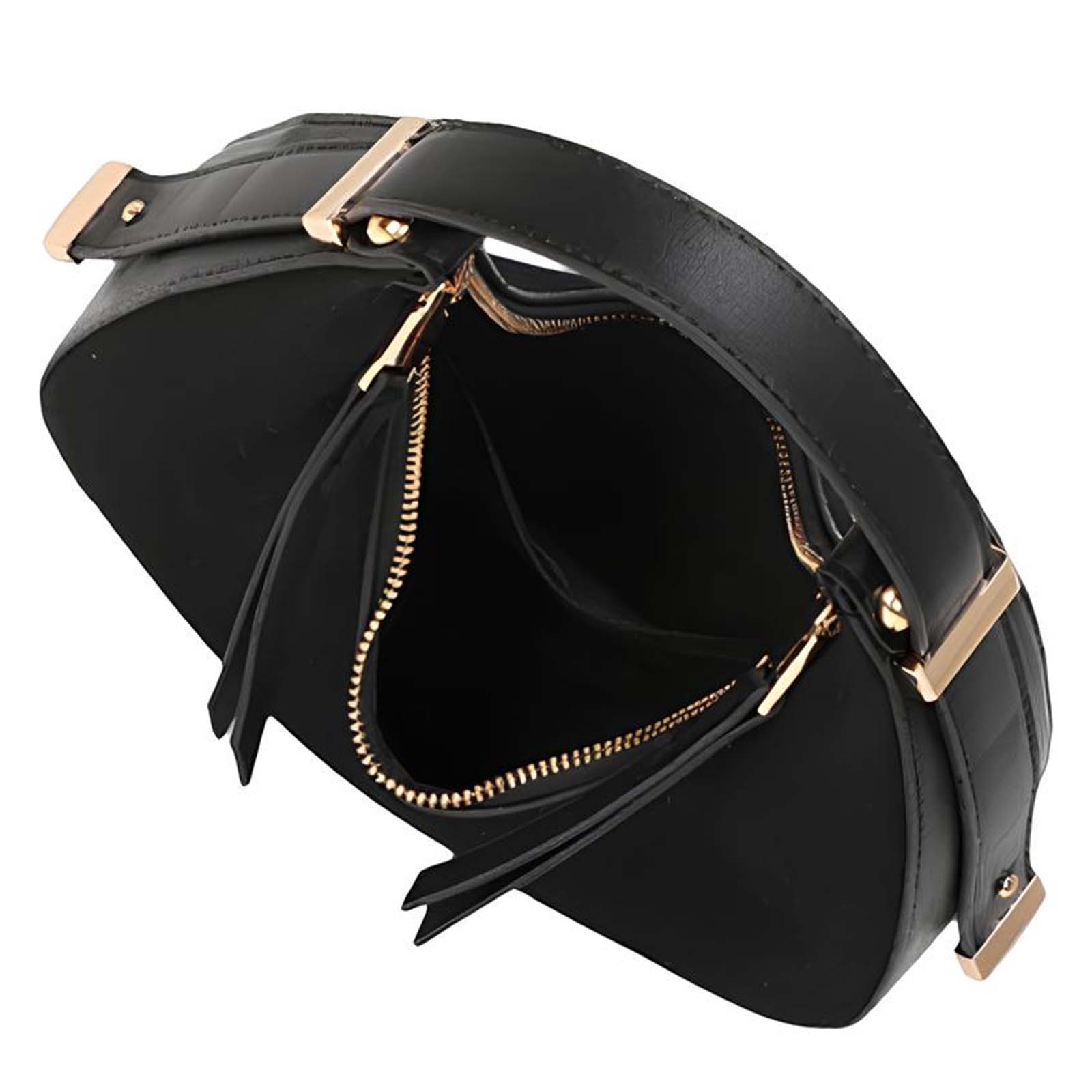 Bolso negro con herrajes dorados y apertura de cremallera.