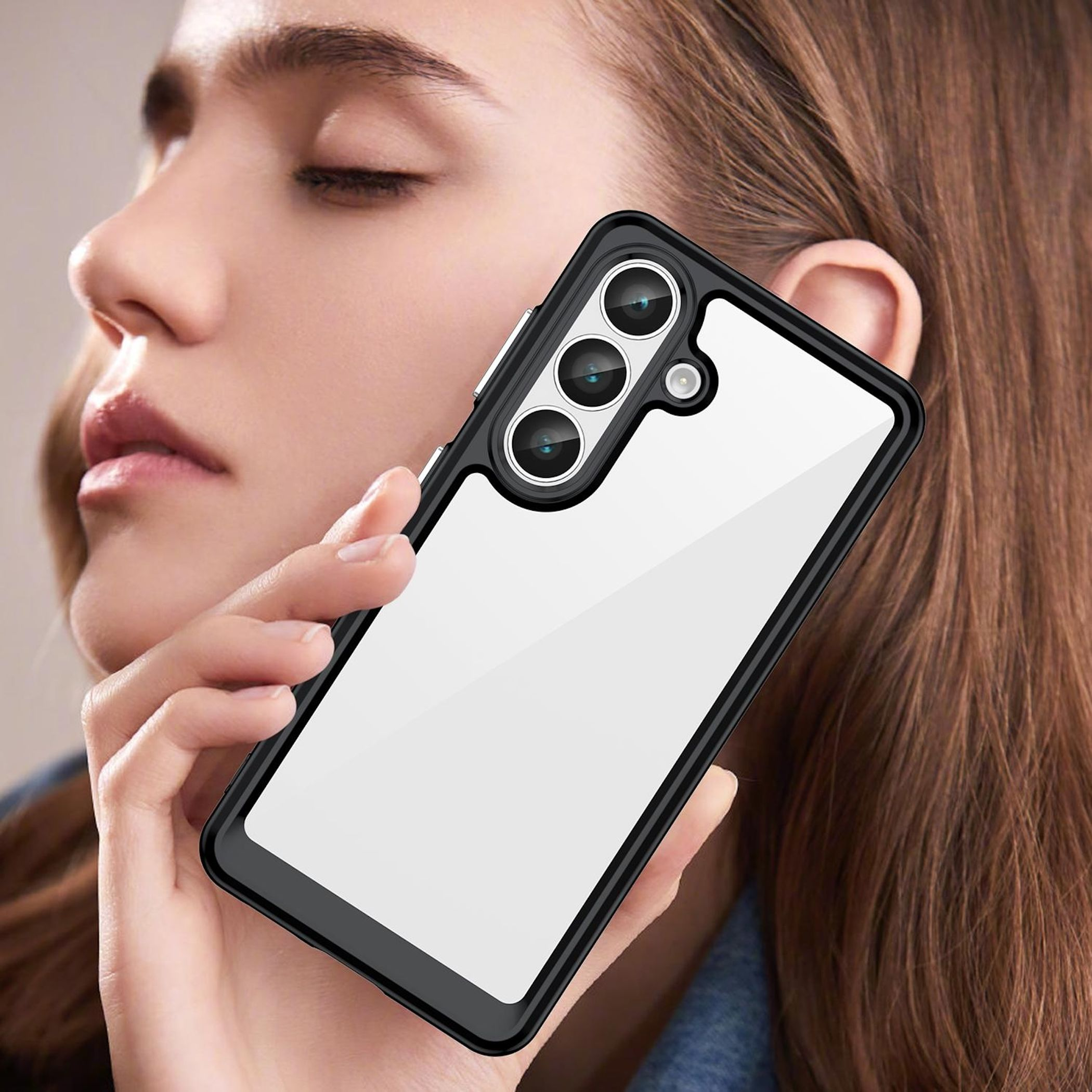Eine Frau hält ein Smartphone mit schwarzem Gehäuse und drei Kameras.