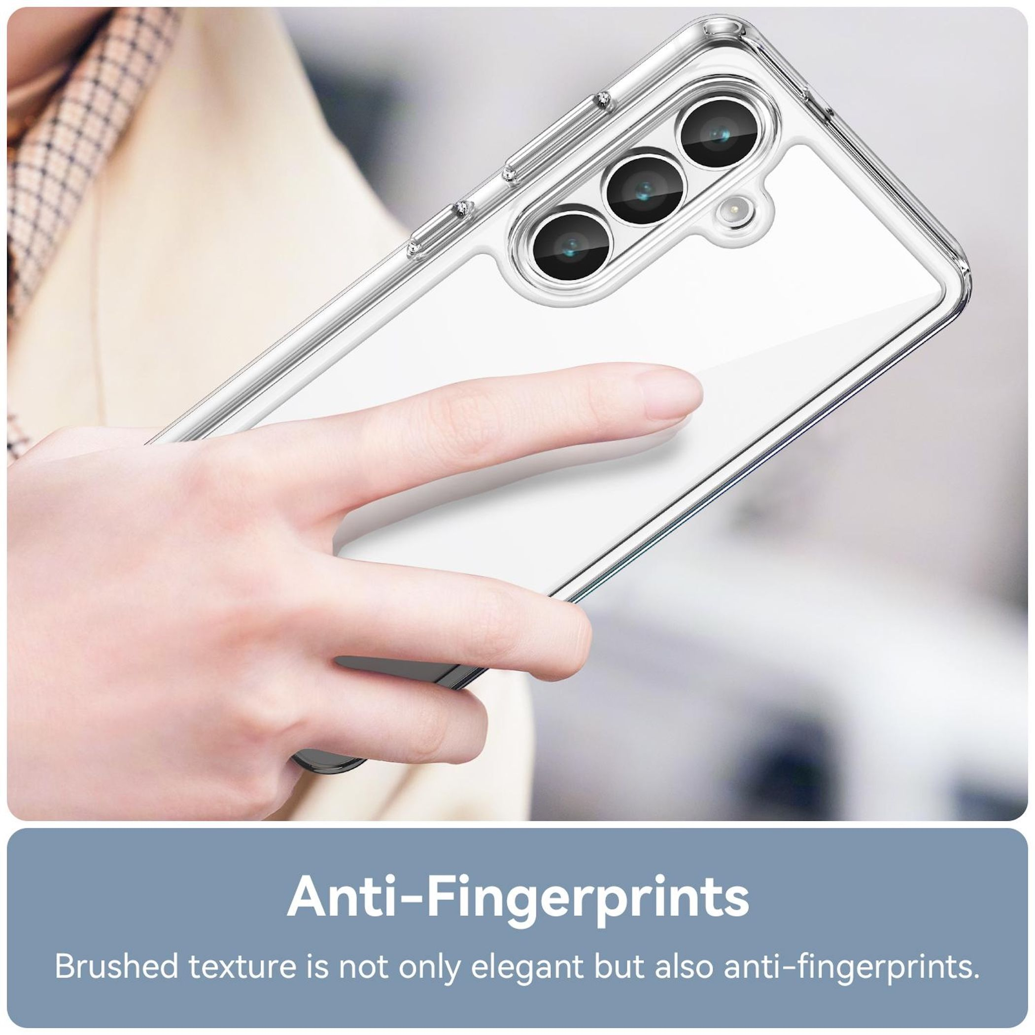 Eine Hand hält ein klares Handy-Gehäuse mit drei Kameralinsen.
